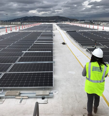 屋根に設置した太陽光発電パネルによる自家発電に加えて、グリッドから再生可能な電力を購入することで、空港の長期的な温室効果ガス削減目標を達成している（写真：Arup）