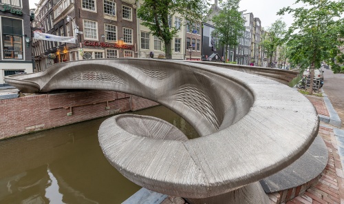 オランダのアムステルダムに設置された橋。まるでCGで描いたような形状だ。橋のサイズは12.5m×6.3m（写真： Thea van den Heuvel）