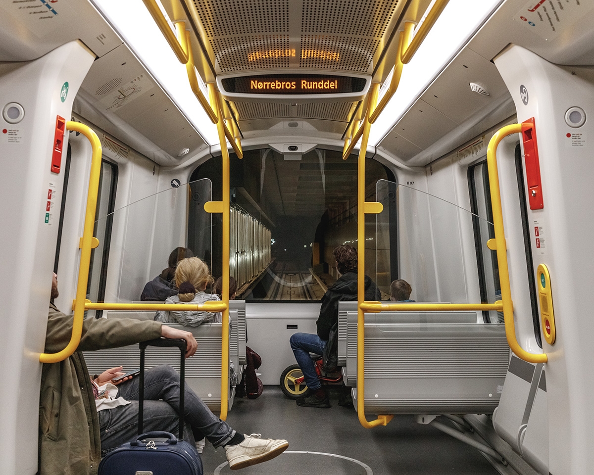  完全自動運転化された車両には運転席が無い。地下鉄ながらも開放感のある車両（写真：Rasumus Hjortshoj, COAST）