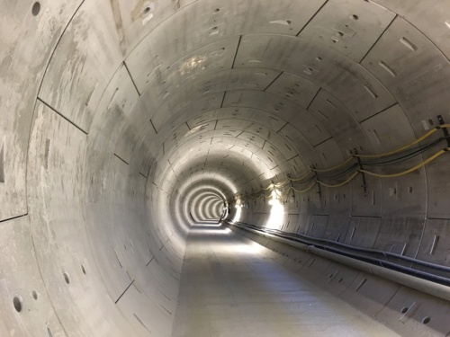 トンネル内部の様子。車両はすべて自動運転で運転席が無いため、運行が開始した今もこのトンネルの様子は車内から見える（写真：Arup）