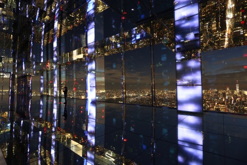 柱の双方向ミラーガラス裏に仕込んだ照明のアニメーションと音響演出とともに、日没後はマンハッタンの夜景が映り込み、日中とはまた違った幻想的な空間をつくり出す（写真：Arup）