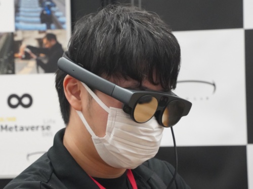 図1 Magic Leap 2を装着した様子