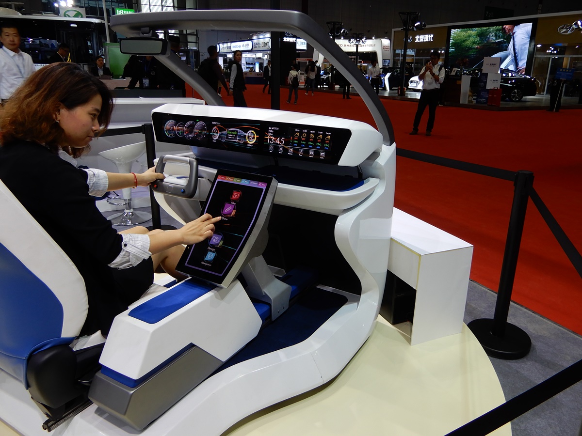 JDIが上海の自動車展に出展、車載ディスプレーの未来像を示す | 日経