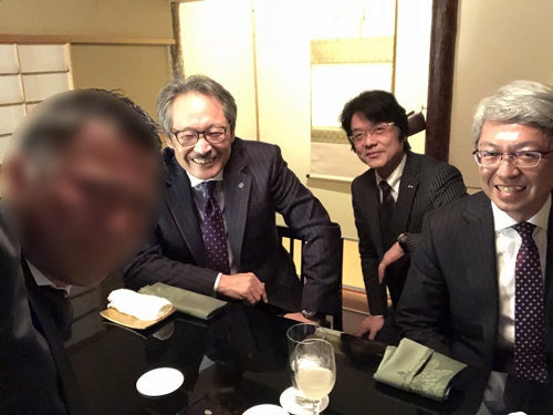 藤原さんの登場となれば、当然タダで済むわけはありません。大明神ファンのみなさま、ご期待下さい。新春初笑い特別企画として、ドカンとカマして頂きます。