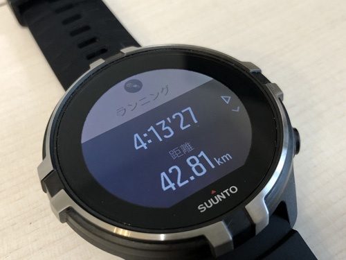 新たにゲットした最新のSUUNTO。デビュー戦で屈辱の記録を刻むこととなりました。光学センサーで手首から心拍を測れるので、あの不快な乳バンドが必要ありません。これは快適。しかし距離が600メートルもズレとるなぁ……。GPS精度は最高値に設定してあるのですが、これはどうしたことでしょう。