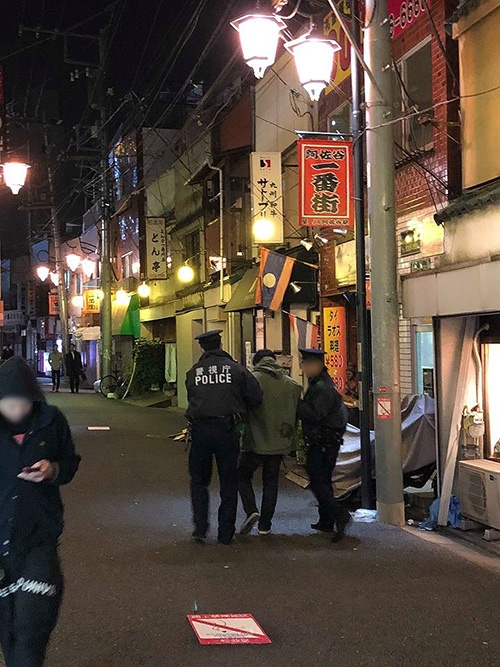「俺ぁ殴ってねーよー」と騒ぐ兄ちゃんをマアマア話は交番で聞くから、と優しく連行するお巡りさん。お役目ご苦労様です(`・ω・´)ゞ