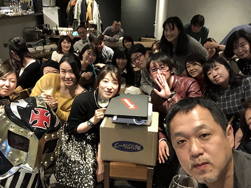 こちらは代官山のイベント風景。BOSSA林さんと、来場いただいた美女軍団。