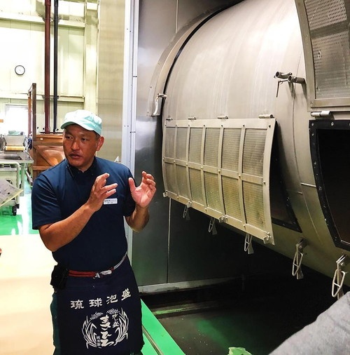 いつもは写真撮影NGなのですが、今回はめでたい蔵祭りということで特別にご許可をいただきました。ちなみに新垣さんは泡盛マイスター(こんな資格があるんですな)の第225号だそうです。