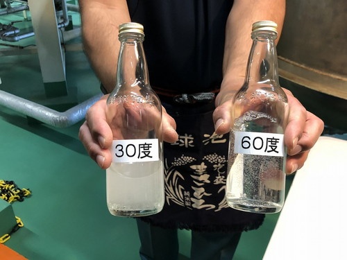 アルコール度数を見分ける実験です。度数が高いと泡がすぐに収まります。