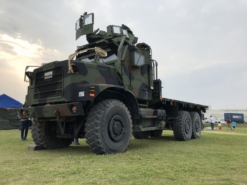 こちらMTVR。消防車や建機なども手がける米オシュコシュ社製の6輪駆動トラックです。