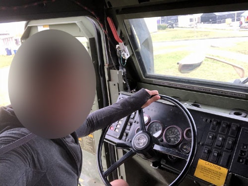 飾り気のないステアリングホイール。運転はさせて……くれませんでした。ただ座っているだけです。