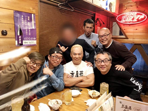 真ん中のゴツい方は、当店のオーナーでUWFインターナショナルのフロントとして活躍(暗躍?)された鈴木健氏。知る人ぞ知る格闘技界の重鎮です。店名の市屋苑も、94年の「1億円トーナメント事件」に由来するものです。どうも写真に変なスジが入っちゃうなー。iPhoneのレンズに傷が付いてしまったようです。修理できるのかしら……。