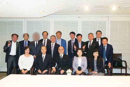 ウチの会社のあの人が、なんでアホのフェルと……なんででしょうねー(笑)。