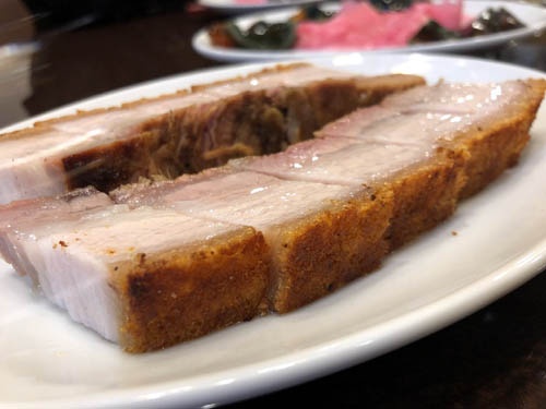 ご覧ください、この見事な焼き加減。紹興酒が無限に飲めます。