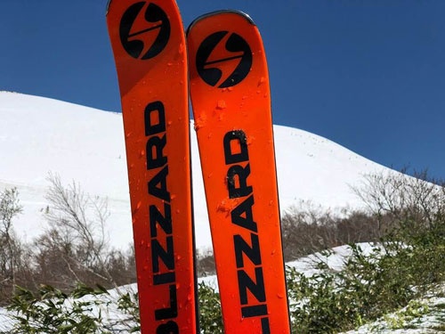 そんなワケで月山では来季モデルの<a href="http://www.blizzard-ski.com/japan/" target="_blank">BLIZZARD</a>に試乗してきました。スキーって、クルマ以上にメーカーによって乗り味が違うんですよ。