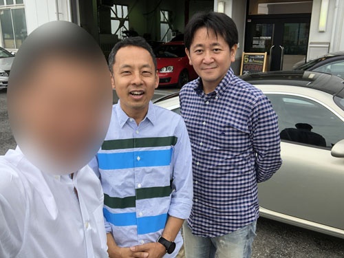 マニアックススタジアムの山下純一さん(中央)と、本来は人材紹介業なのに、最近クルマ業界にも進出して多忙を極める勝見祐幸氏。後ろが噂の新フェル号。本職自動車評論家、河口まなぶ氏からは、「断じてイジるな!」とキツく言われているのですが……。