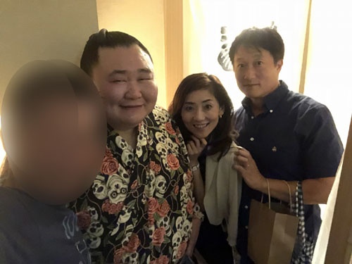 おいしゅうございました。山響部屋の力士、天一さん、ワイン専門家の齋藤 幸さん、集英社の松田充弘氏と。