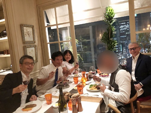 左から日経BP社伊藤暢人中堅・中小企業ラボ所長、東京工業大学柳瀬博一教授、日産フィナンシャルサービス田中執行役員、私、日産自動車秦専務。