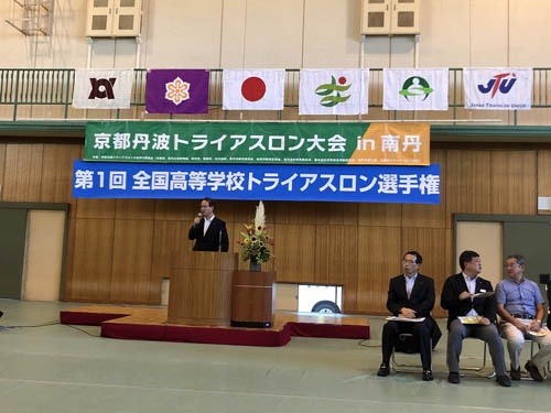 冒頭の挨拶で早々にスイム中止を“予言”された正直者の西村市長。ディスクローズの世の中です。市政のトップたるもの、こうでなければいけません。西村市長は今年の4月に2位と268票差(得票率1.66%差)の僅差で当選されたそうです。負けたのは鳴り物入りで出馬した故野中広務氏の甥である同市市議の野中一秀氏です。