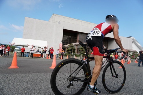 長い長い坂道をエッチラ上る厳しいレースでした。足がパンパンです。