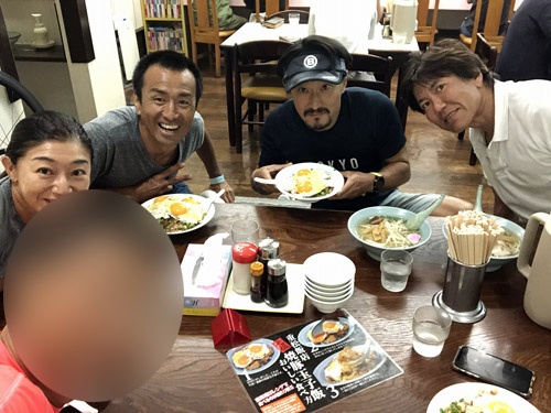 重松飯店で大会前夜のカーボローディング、焼豚玉子飯に餃子にもやしラーメン、と大量の炭水化物を摂取いたしました。