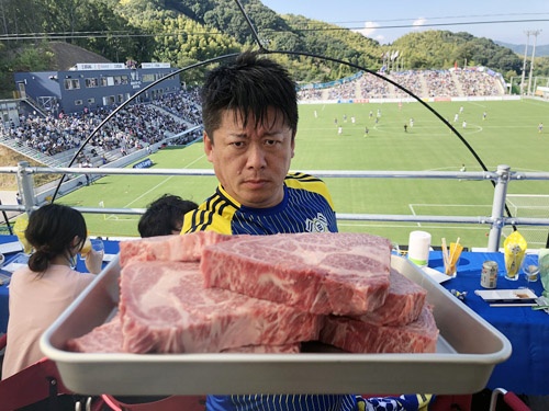 完璧に整備された芝のグラウンド。意外、と言っては失礼ですが、結構な観客数に驚きました。最近の堀江氏は肉の“磨き”までやってしまうのです。