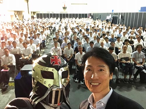 マツダの執行役員 車両開発本部長 松本浩幸氏と。松本さんが「スカイアクティブ ビークル アーキテクチャーとマツダの考える人馬一体」というマジメな話を40分。その後に私が登壇して掛け合い漫才を40分。トータル80分のセミナーでした。805名の方が聴講されたとのこと。ご来場いただいたみなさま。お楽しみいただけましたでしょうか。