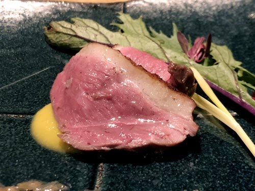 藁焼き鴨の葱ソース。噛むと鴨の脂身から飛び出る甘みと、藁の香りの香ばしさと、それに絡まる葱ソースが渾然一体となり得も言われぬ魅惑の美味となります。あぁ極楽。マジメに生きてきて良かったです。