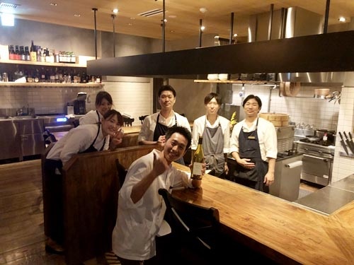 オープンキッチンの素敵なお店。オープンして2カ月が経ち、オペレーションも安定しておりました。デートにオススメです。スタッフ諸兄、遅くまでお世話になりました。美味しかったです。ありがとう。