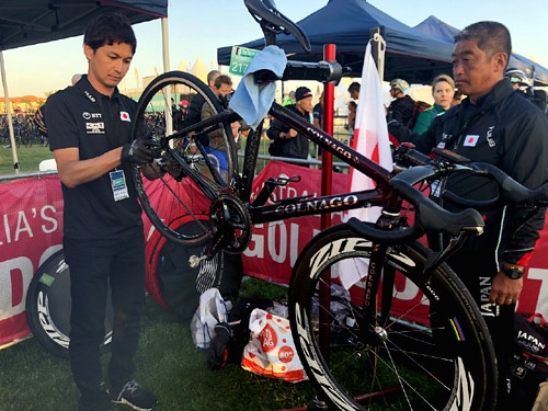 スポーツアシストの山崎さん(右)と<a href="http://www.niko758.com/" target="_blank">サイクルショップ ニコー製作所</a>の店長、吉田幸司さん(左)。おかげで無事に出場することができました。ありがとうございました!