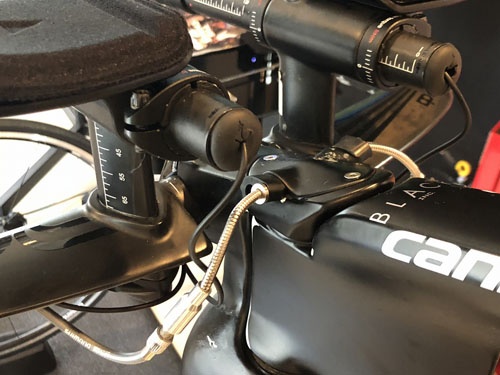 パッと見、何だか分かりませんよね。トライアスロン用の自転車のハンドル部分です。ブレーキワイヤーのガイドをフレックスに替えて、何度も折り曲げているうちに金属疲労で折れてしまったアームレストを他社製品に交換しました。