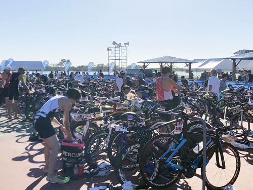 何とバイクチェックイン会場で選手のブリーフィングを! 全国の大会は長良川を見習うべき。特に佐賀の皆様は一回見学に来られればよろしいかと。