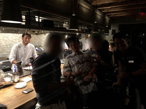 PARIS.HAWAIIにて。奥のイケメンが山中祐哉シェフ。真ん中が投資家の早川仁くんです。