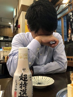 ヤマサ製品を前に男泣きする茂木選手。