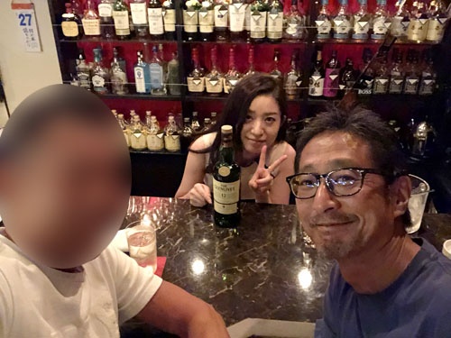 岡田さんと深夜の吉祥寺で。カウンターで同席した他のお客さんにイキナリ出自をカミングアウトされ困惑いたしました。