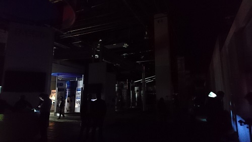 ことしのCES2018のプレスデー2日目は韓国サムスンやLGなどが出展するメイン会場の「セントラルホール」が停電で真っ暗に