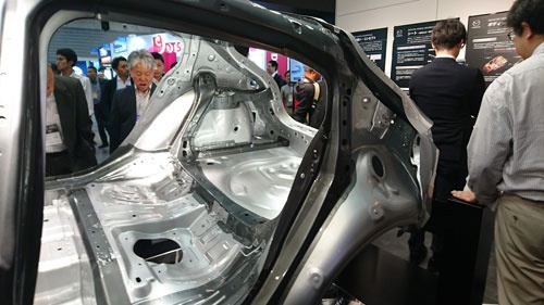 マツダが「人とくるまのテクノロジー展」に出展した次世代SKYACTIVの車体。車体側面の開口部を環状構造で補強している(濃いグレーの部分が従来に対して強化した部分)