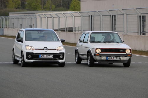 初代「ゴルフ GTI」と並んだ「up! GTI」。初代ゴルフのコンパクトさが分かる(写真:VWJ)