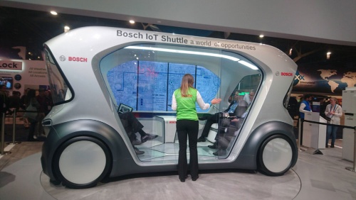 ドイツ・ボッシュが展示した移動サービス向け車両のコンセプトカー。4人の乗客が向かい合わせに座る