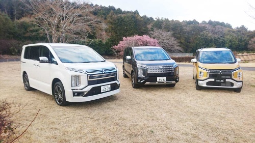 新型デリカ D:5(中央)と、都会的なイメージを強めたグレード「アーバンギア」(左)、そしてフロントデザインにデリカD:5と同様「ダイナミックシールド」と呼ぶデザインモチーフを採用した新型軽自動車「eKクロス」(2019年3月28日発売予定)