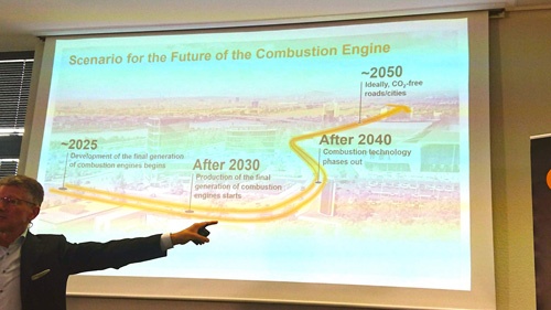 デゲンハート氏は2040年以降にエンジンは“終焉(phase out)”を迎えるという予測を披露した