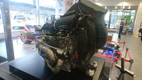 2018年シーズンのホンダのF1エンジン。Vバンクの間に見える大きな円筒形の装置がMGU-H（熱エネルギーを回収するモーター内蔵の過給機）だ