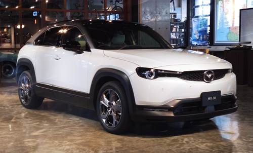 マツダの新型SUV「MX-30」(写真:筆者)