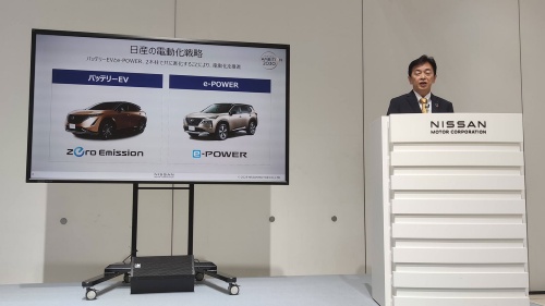 電動化戦略について説明する日産自動車専務執行役員の平井俊弘氏。電気自動車（EV）とパワートレーンの開発を統括する