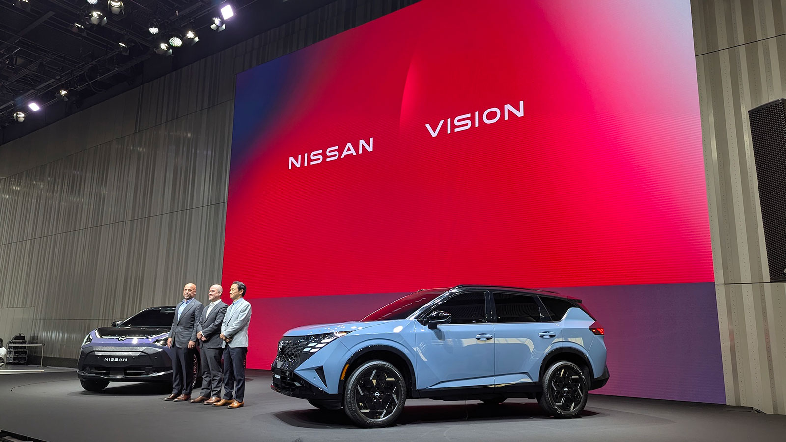 長期ビジョンを発表する日産のIvan Espinosa（イバン・エスピノーサ）社長（中央）、CPO（チーフ・パフォーマンス・オフィサー）のGuillaume Cartier（ギョーム・カルティエ）氏（左）、最高技術責任者（CTO）の赤石永一氏（右）。（出所：筆者）