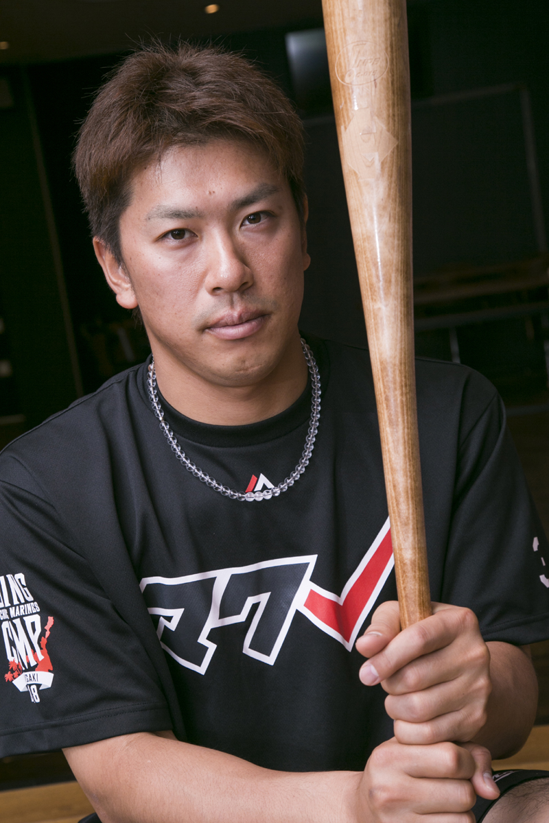 角中勝也外野手に聞く―左手に力を入れないようにバットを握る（2ページ