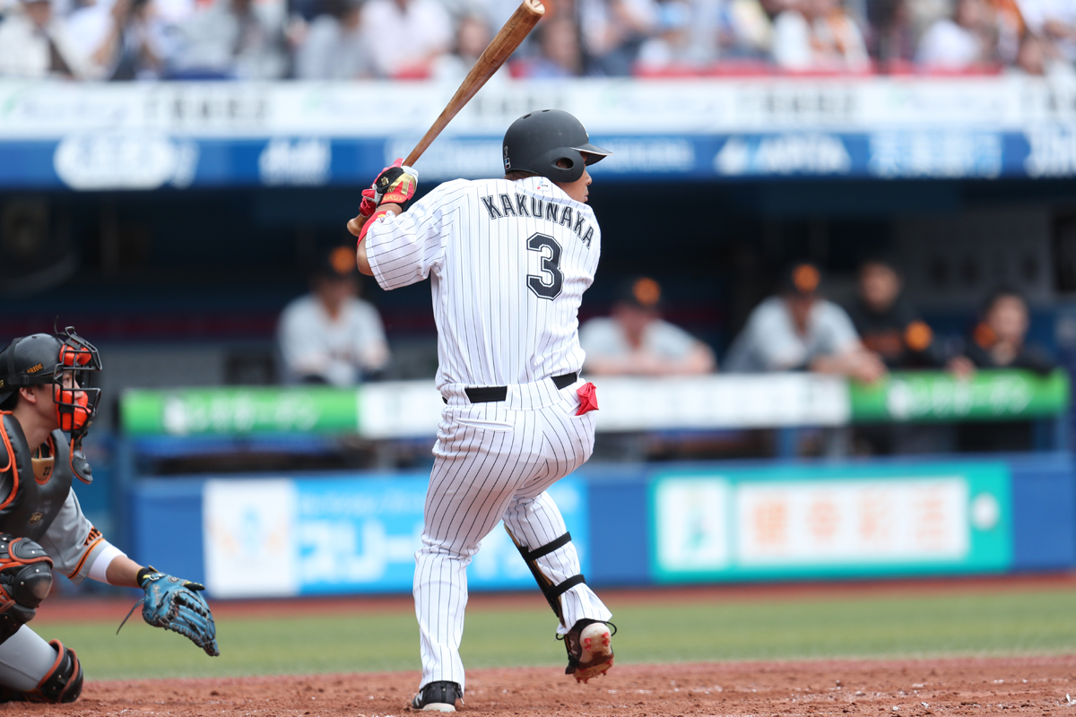 角中勝也外野手に聞く―左手に力を入れないようにバットを握る（2ページ