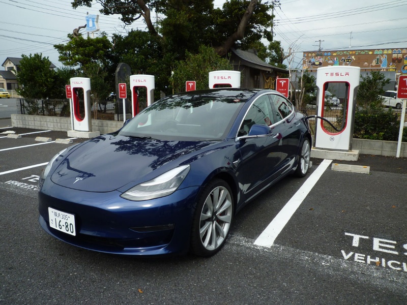 テスラ モデル3 これほど簡素な内装で不自由がないのは衝撃的 日経クロステック Xtech