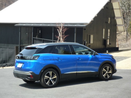 後輪をモーターで駆動する4WDであり、後輪駆動的な走りを特徴とする