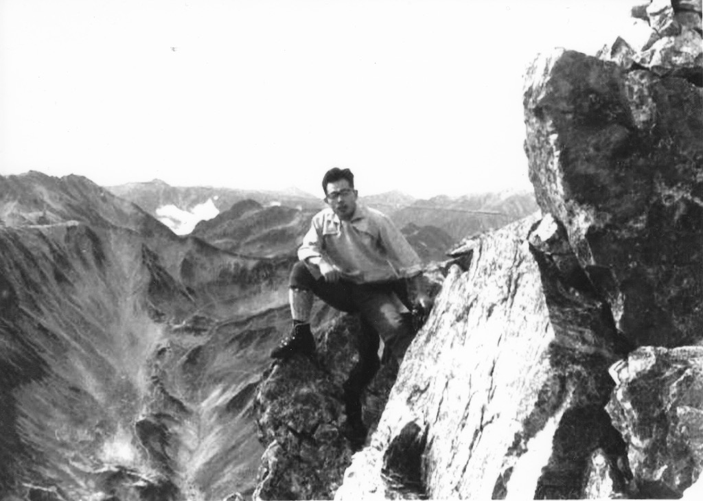 剣岳と尾島氏。小さいころから登山が好きで、海外に行くとその地の山に登ってきた（写真：尾島 俊雄）